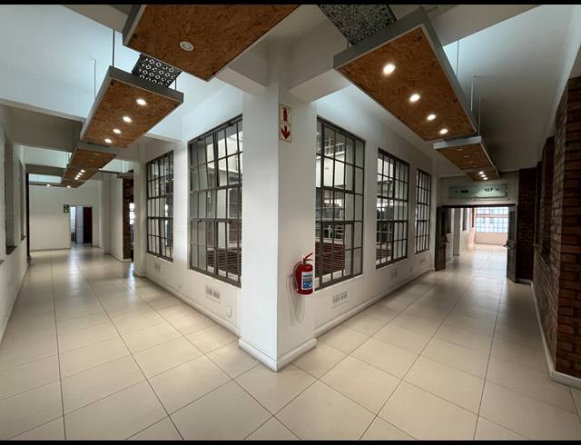 105M² BUSINESS TO LET IN WOODSTOCK